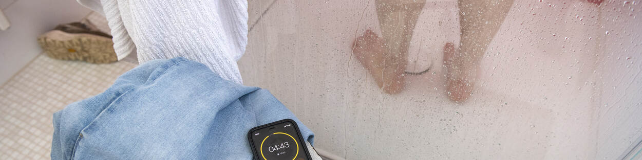 Vrouw onder douche met timer